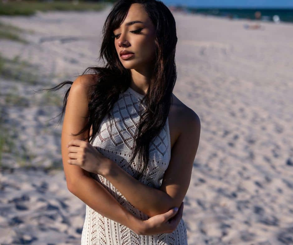 From linen looks to barefoot luxury, expats in Costa Rica blend comfort, culture, and cool in their everyday style.