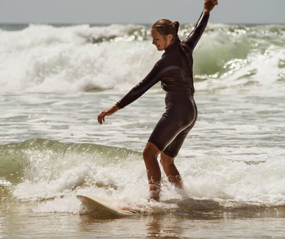 Surfing Dominical: wipeouts, jellyfish, and one glorious 0.7-second ride. Laugh through one beginner’s beautifully messy first lesson.