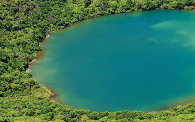 Botos-Lagoon-laguna-de-Botos-next-to-Paos-Volcano-Costa-Rica