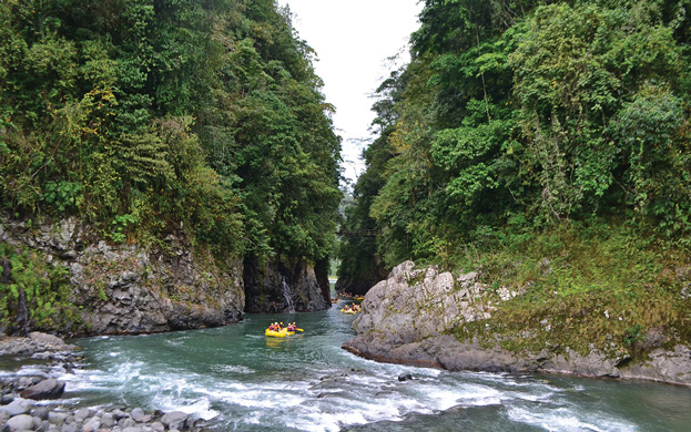 Ecotourism-in-Costa-Rica-Rafting-dos-montanas-Pacuare-River-Rios-Tropicales-