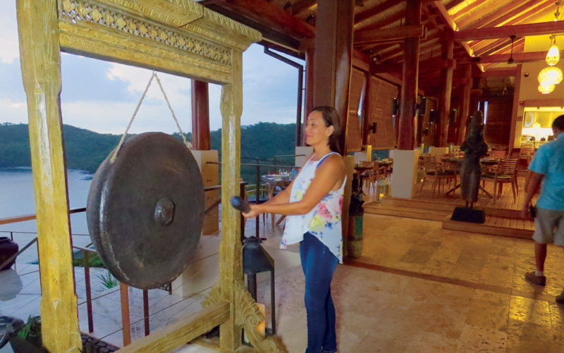 Sentido-Norte-Casa-Chameleon-ringing-the-gong-at-sunset