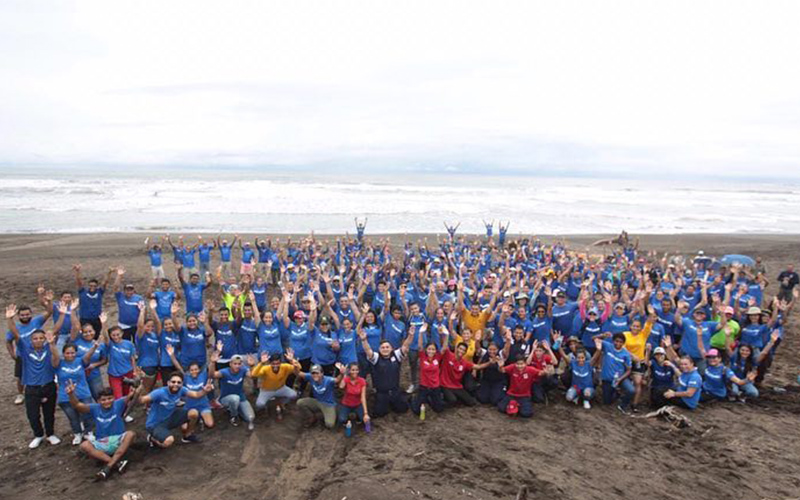 Reserva-Conchal-Employee-Volunteer-beach-clean-up