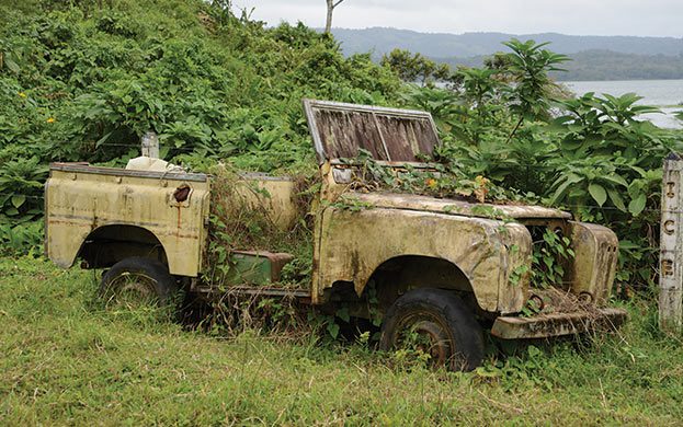 Land-Rover-4x4-Arenal-Costa-Rica-yard-art