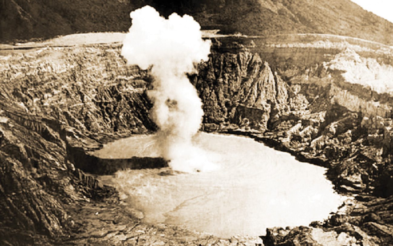 Poas-Volcano-blowing-smoke-in-1925-Costa-Rica