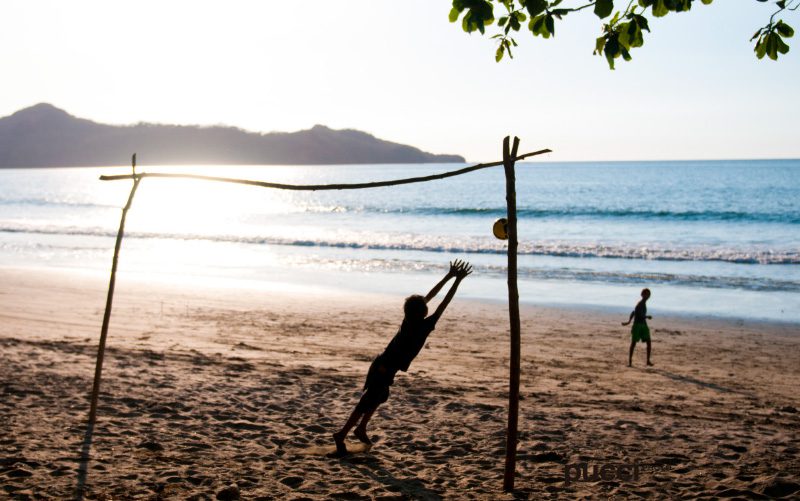 קוסטה-ריקה-הכי מאושרת-ילדים-משחקת-כדורגל-על החוף-פוצ'י-האולר